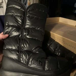 Black womens size 8 North Face Thermoball Down Boots